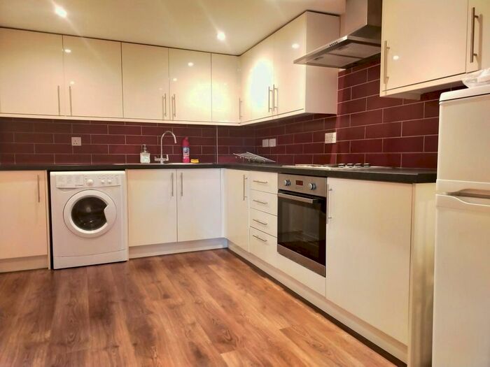 2 Bedroom Flat To Rent In Hooley Lane, Redhill, RH1