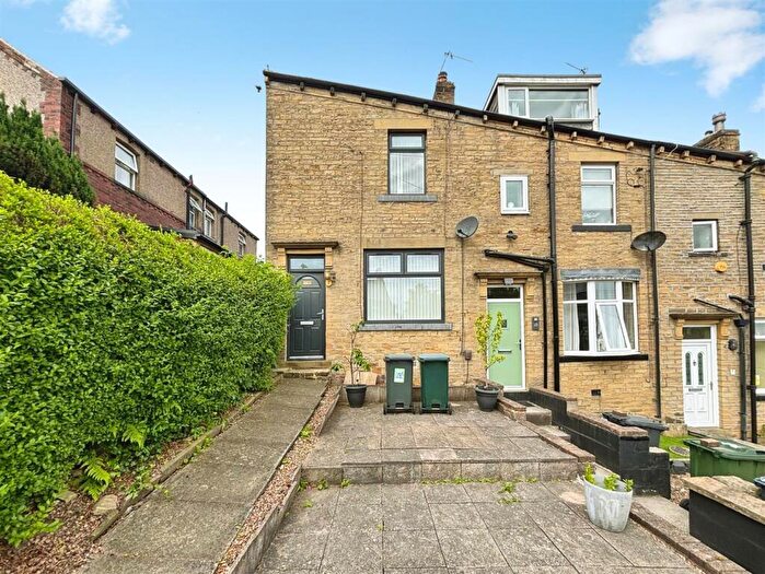3 Bedroom Town House For Sale In Beldon Lane, Bradford, BD7
