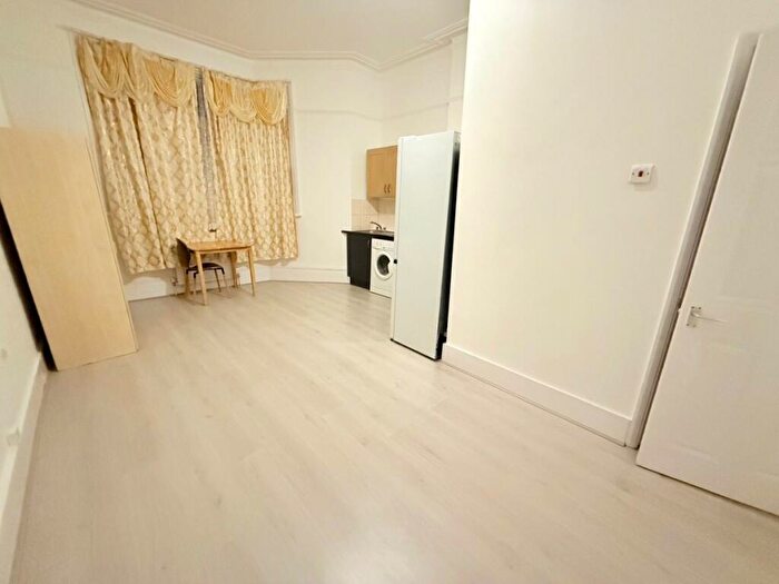 Studio To Rent In Green Lanes, Palmers Green, N13