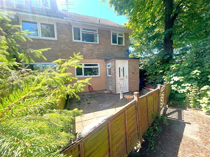 3 Bedroom End Of Terrace House For Sale In Packenham Road, Basingstoke, Hampshire, RG21