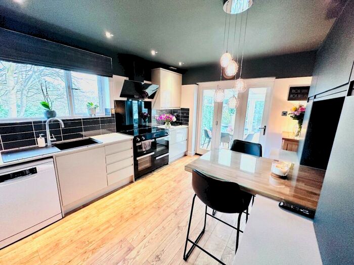 5 Bedroom Detached House For Sale In Benn Lane, Longwood, Huddersfield, HD3