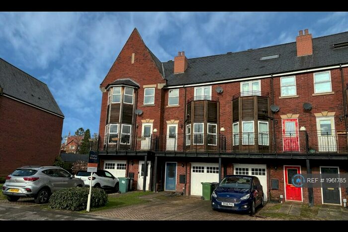 4 Bedroom Terraced House To Rent In Huntington Crescent, Leeds, LS16
