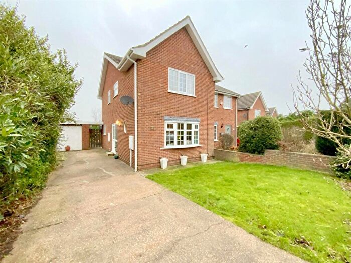 3 Bedroom Semi-Detached House For Sale In Quantock Road, Grimsby, DN33