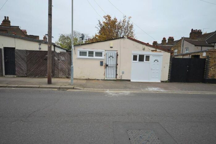 Bungalow To Rent In Connaught Road, Ilford, IG1