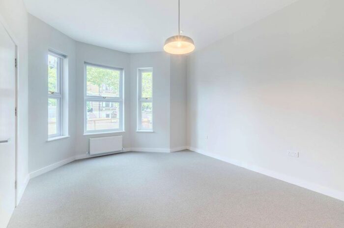 2 Bedroom Flat To Rent In Cavendish Road, Clapham South, London, SW12