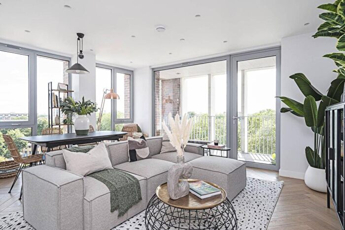 3 Bedroom Flat For Sale In Maple Path, Hackney, London, E5