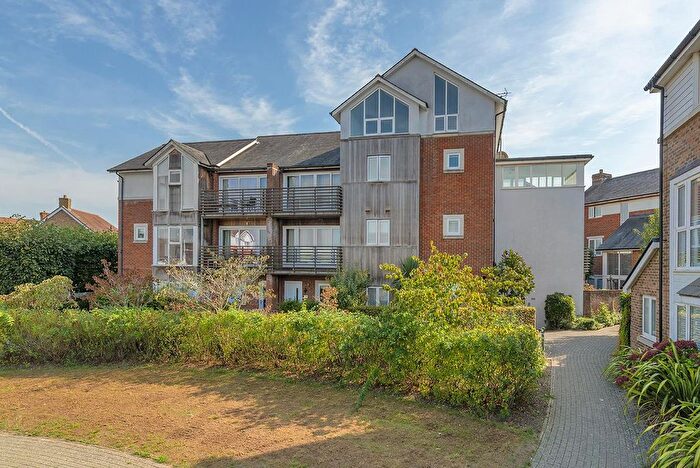 3 Bedroom Flat For Sale In Sungold Walk, Kings Hill, ME19