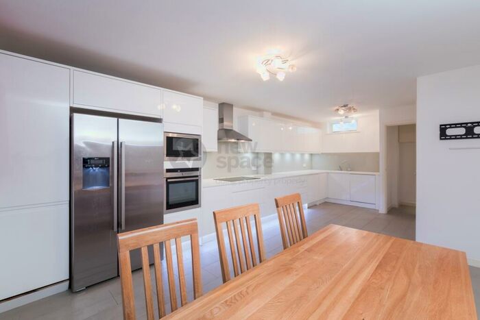 5 Bedroom House To Rent In Blondin Street, Bow, E3