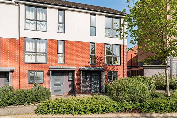 4 Bedroom Town House For Sale In Greenham Avenue, Reading, RG2