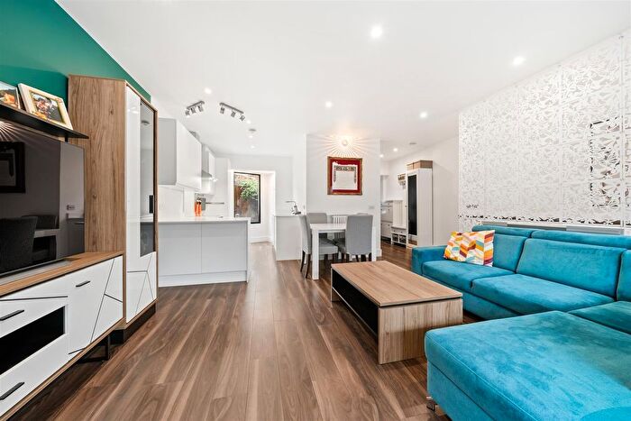 2 Bedroom Flat For Sale In Kingston Road, Wimbledon, SW19