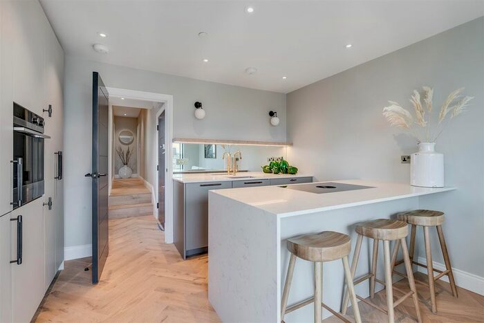 2 Bedroom Flat To Rent In Replingham Road, London, SW18