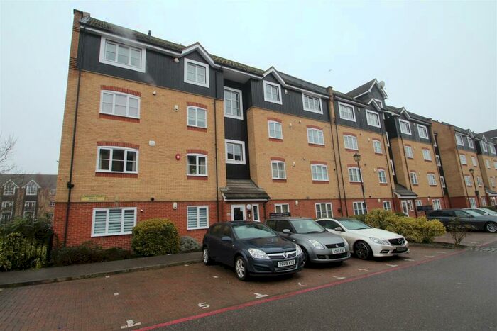 2 Bedroom Flat To Rent In Longman Court, Apsley, Hemel Hempstead, HP3