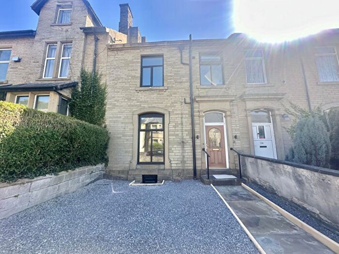 4 Bedroom House To Rent In Halifax Old Road, Huddersfield, HD2