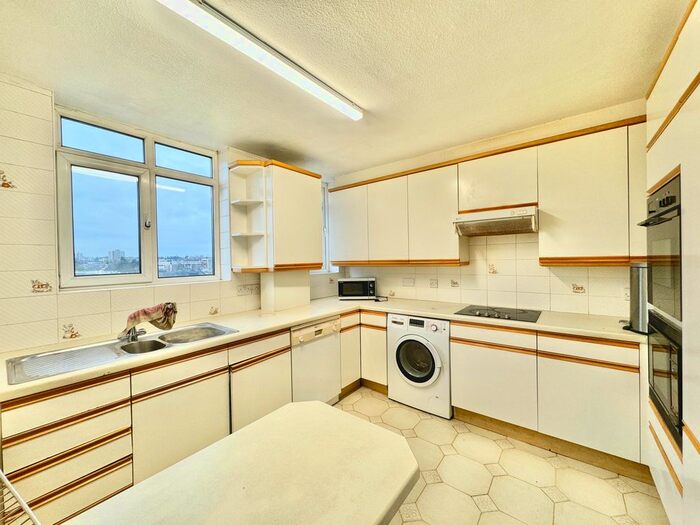 3 Bedroom Flat To Rent In Melvin Hall, Golders Green Road, London, NW11