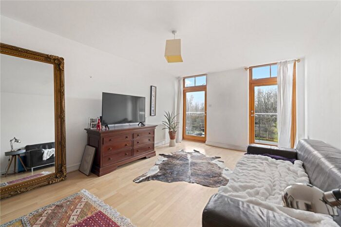 2 Bedroom Flat For Sale In Lower Square, Isleworth, TW7