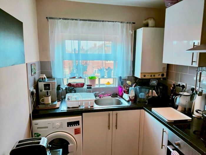 2 Bedroom Flat To Rent In Lilac Crescent, Beeston, NG9
