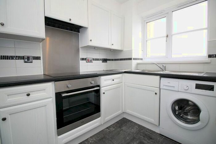 2 Bedroom Flat To Rent In Wheatsheaf Close, Isle Of Dogs, E14