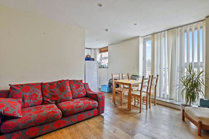 2 Bedroom Flat To Rent In High Street, London, N8