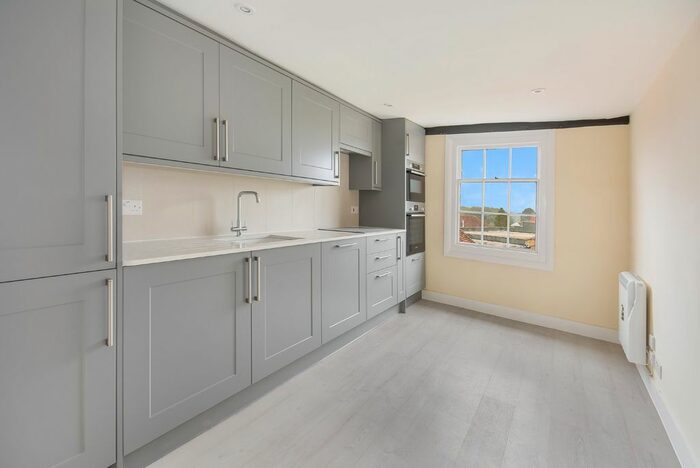 2 Bedroom Flat To Rent In High Street, Tenterden, TN30