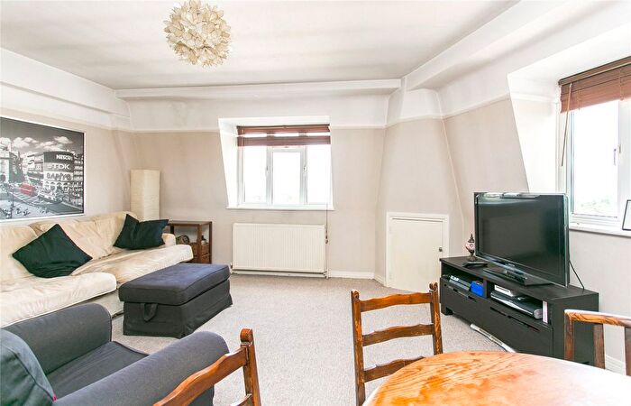 2 Bedroom Flat To Rent In Streatham High Road, London, SW16