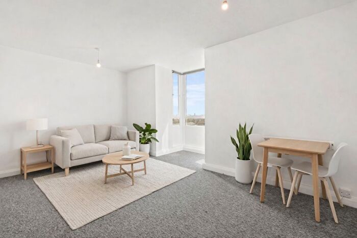 2 Bedroom Flat To Rent In Osprey Heights, Bramlands Close, SW11