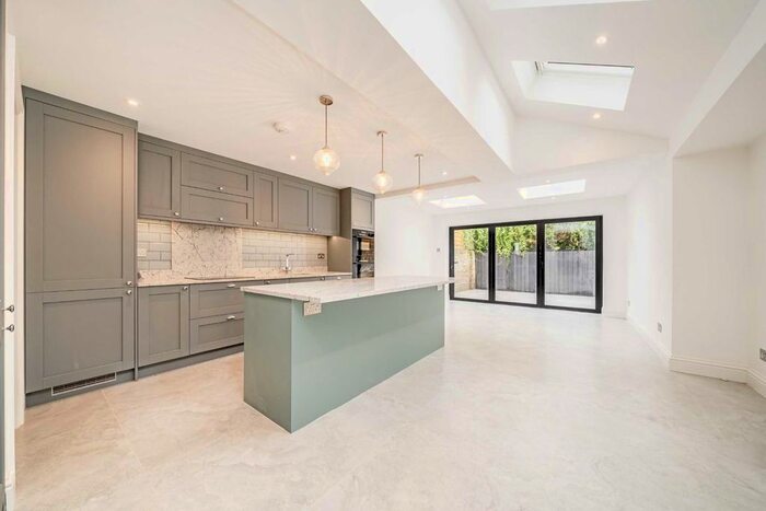 4 Bedroom Flat To Rent In Latimer Road, London, W10