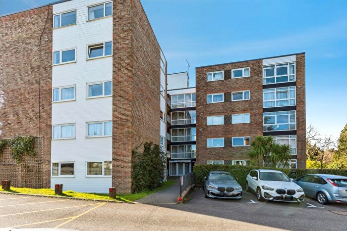 3 Bedroom Flat For Sale In Paddockhall Road, Haywards Heath, RH16