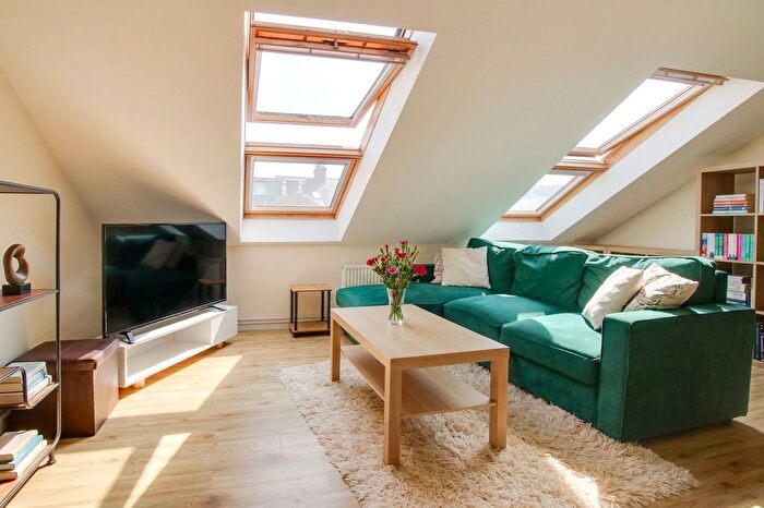 2 Bedroom Flat For Sale In Fleetwood Court, Leicester, LE2
