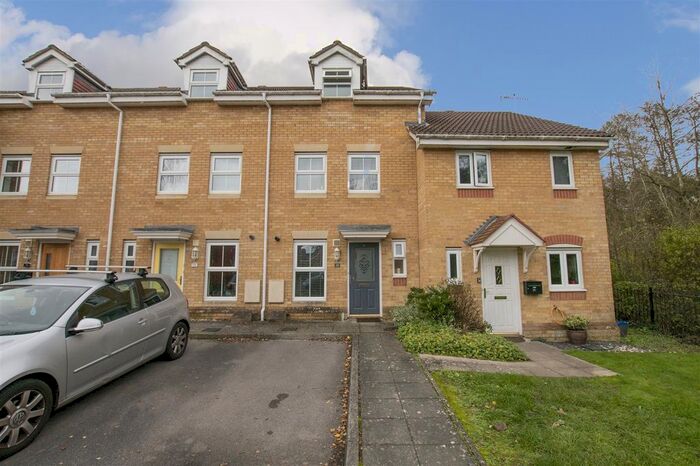3 Bedroom Town House To Rent In Fallow Crescent, Hedge End, Southampton, SO30