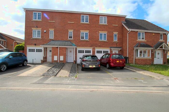 3 Bedroom Town House To Rent In Manor Park Road, Cleckheaton, BD19