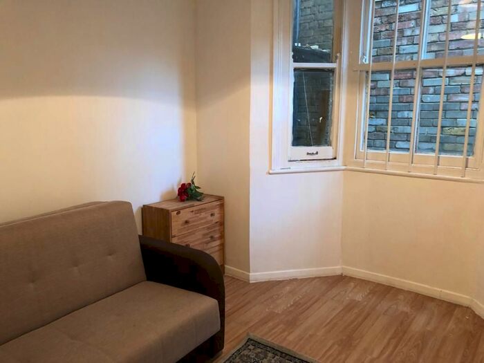 Studio To Rent In Chingford Road, London, E17