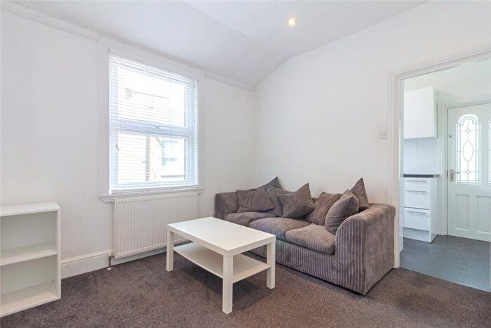 2 Bedroom Maisonette To Rent In Aylesbury Road, London, SE17