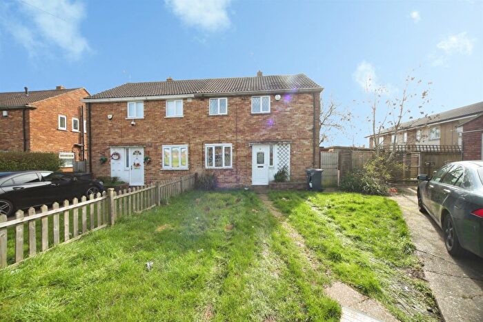 3 Bedroom Semi Detached House For Sale In Keepers Close, Luton, LU2