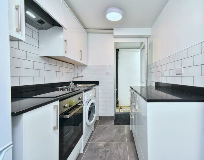 1 Bedroom Apartment To Rent In Grovehill Road, Redhill, RH1