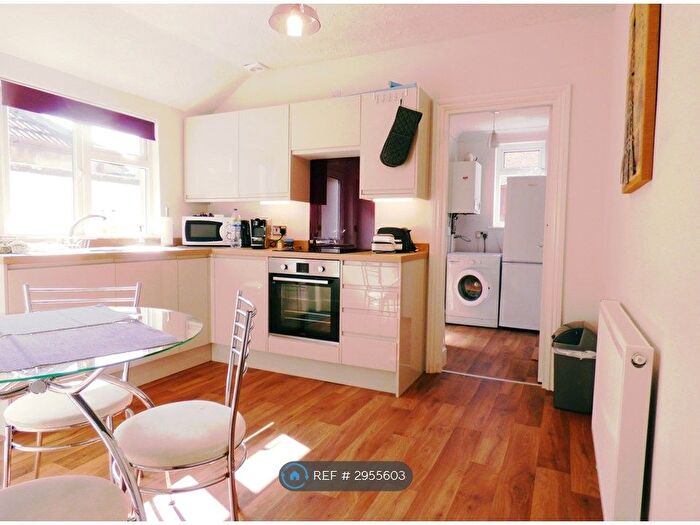 2 Bedroom Flat To Rent In Clifton Road, Littlehampton, BN17