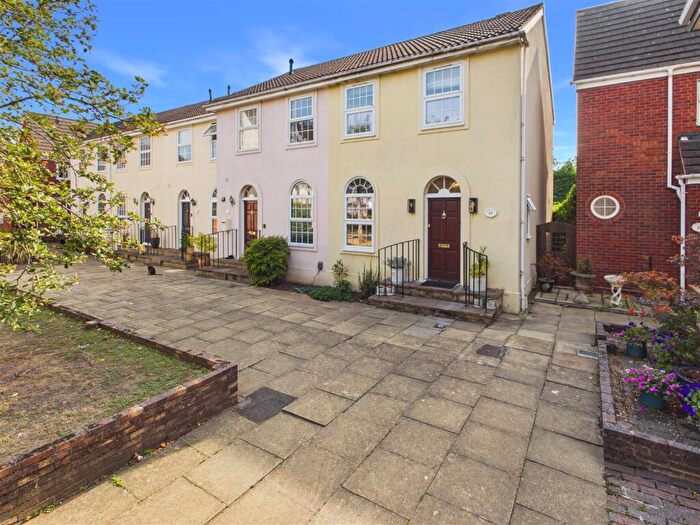 3 Bedroom End Of Terrace House For Sale In Belgrave Close, Hersham, Walton-On-Thames, KT12