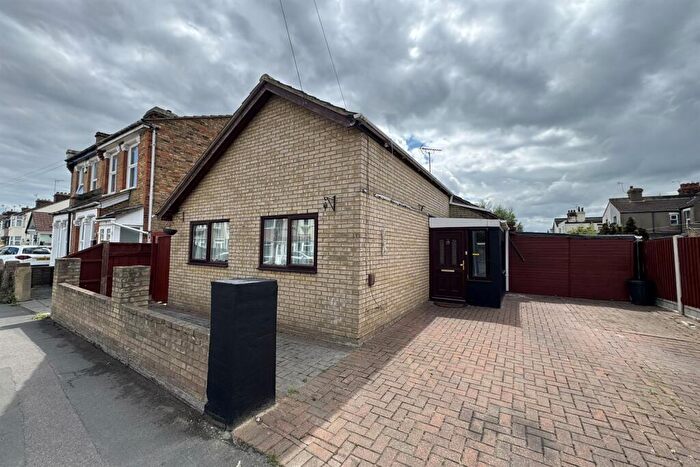 2 Bedroom Bungalow To Rent In Bedroom Detached Bungalow In Southend On Sea, SS2