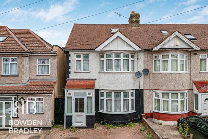 4 Bedroom End Of Terrace House For Sale In Selwyn Avenue, Ilford, IG3