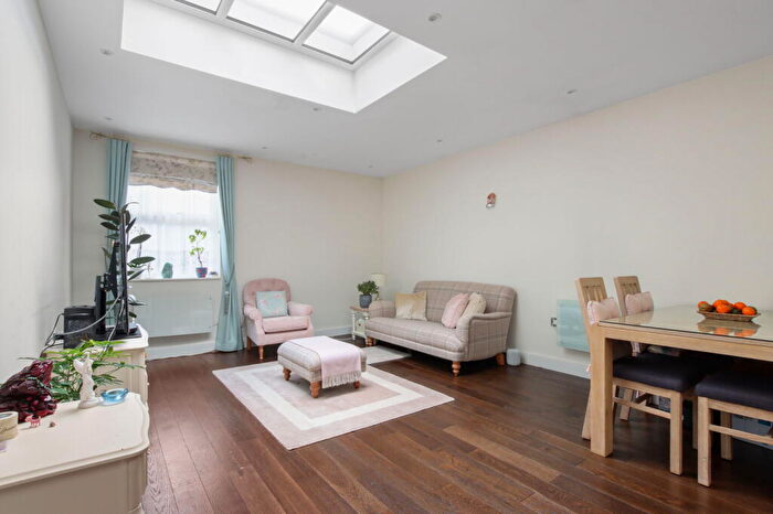 2 Bedroom Flat For Sale In High Road, Whetstone, London, N20