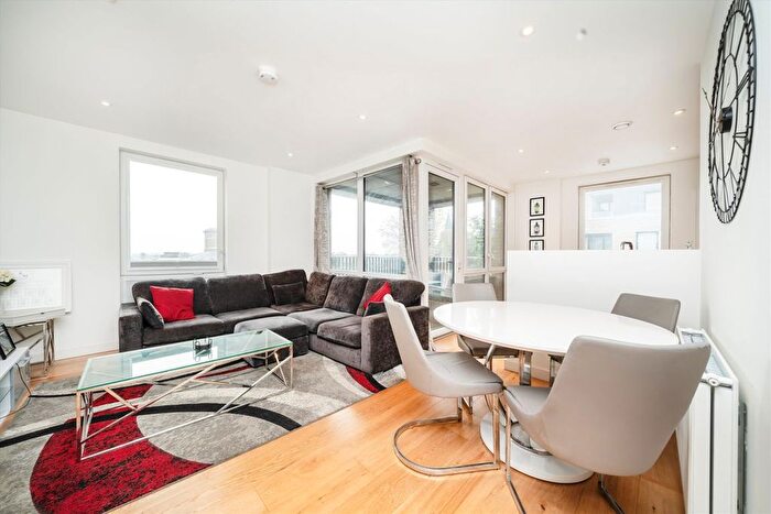 2 Bedroom Flat For Sale In Denman Avenue, Southall, UB2