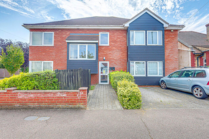 2 Bedroom Flat To Rent In Shakespeare Avenue, Westcliff-on-sea, SS0