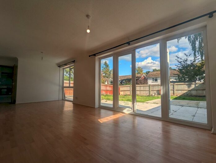 5 Bedroom Detached House To Rent In Spinis, RG12