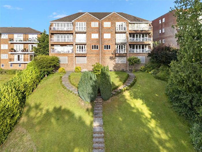 2 Bedroom Flat For Sale In Oatlands Drive, Weybridge, Surrey, KT13