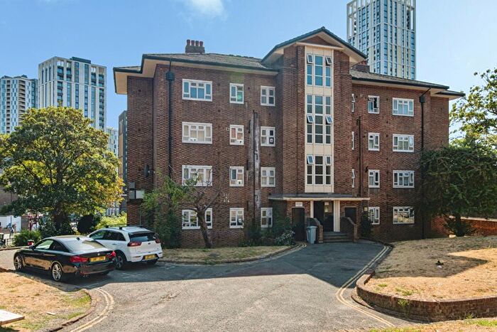 2 Bedroom Flat For Sale In Lewisham Hill, London, SE13