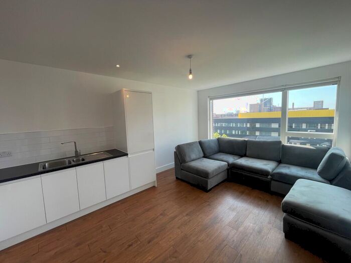 3 Bedroom Apartment To Rent In Lismore Boulevard, London, NW9