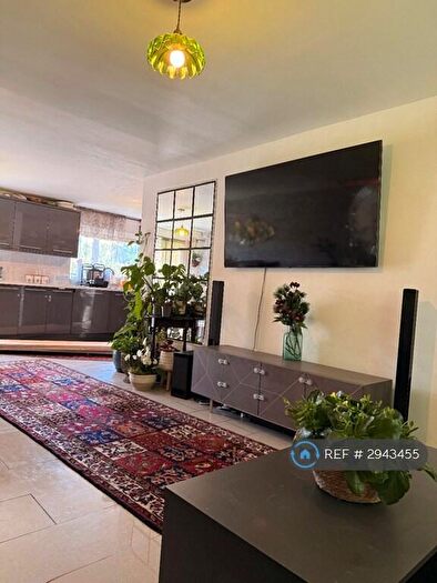 3 Bedroom Semi-Detached House To Rent In Northfield Road, Birmingham, B17
