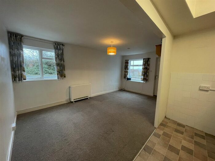 2 Bedroom Flat To Rent In High Street, Uckfield TN22