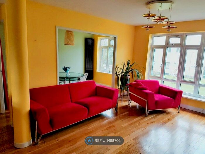 2 Bedroom Flat To Rent In Lawrie Park Road, London, SE26