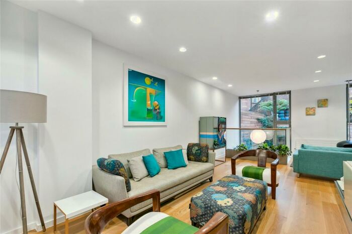 3 Bedroom End Of Terrace House To Rent In Peacock Place, Islington, London, N1