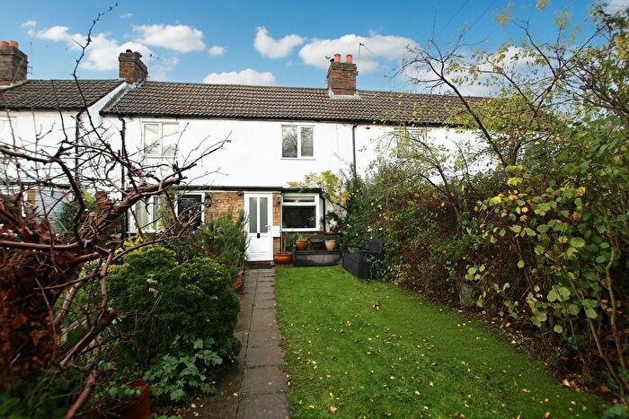 2 Bedroom Cottage For Sale In School Lane, Shepperton, TW17